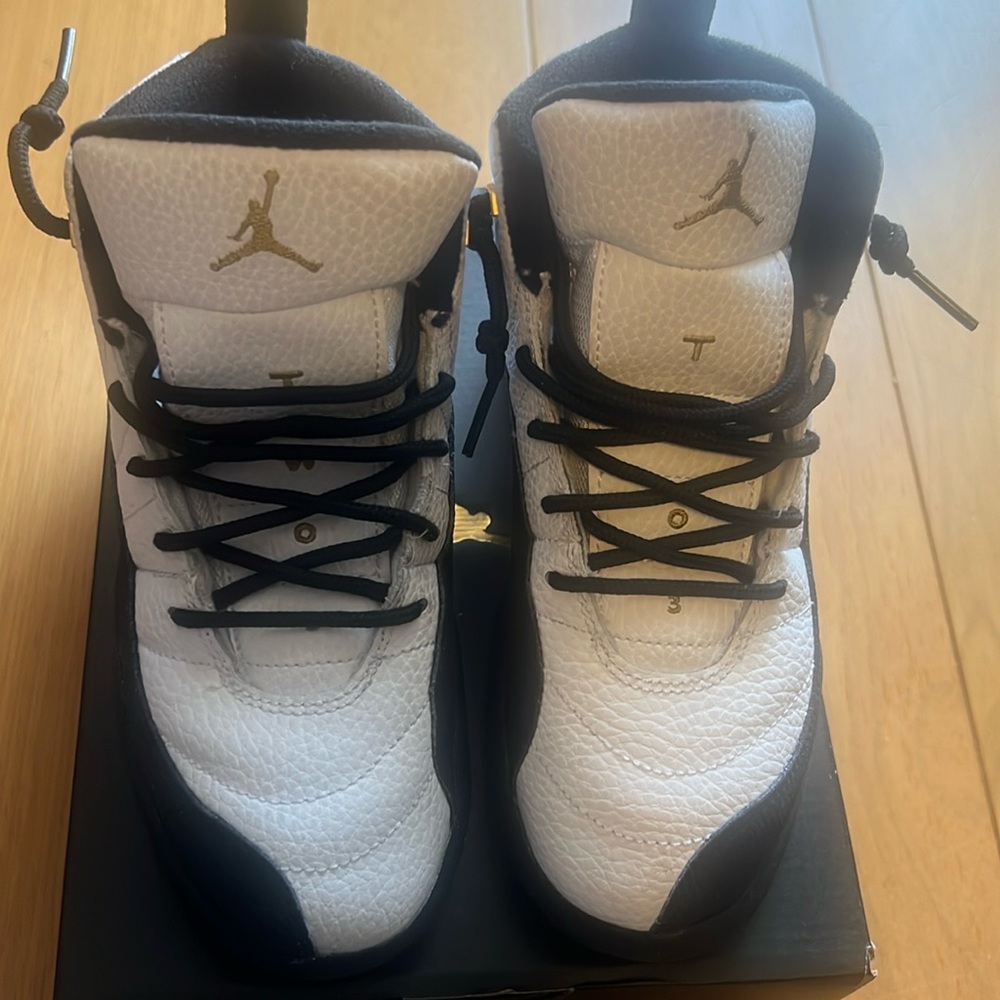 Kids Jordan 12 Retro black + white size 2Y in good condition